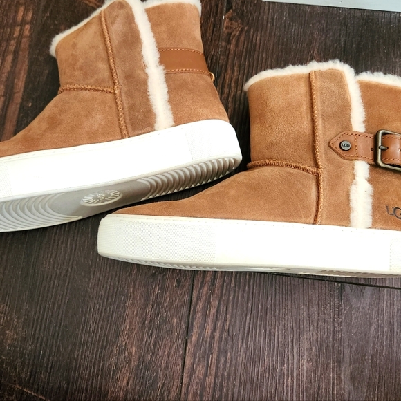 Women's UGG Boots, Size 8 - Picture 6 of 9